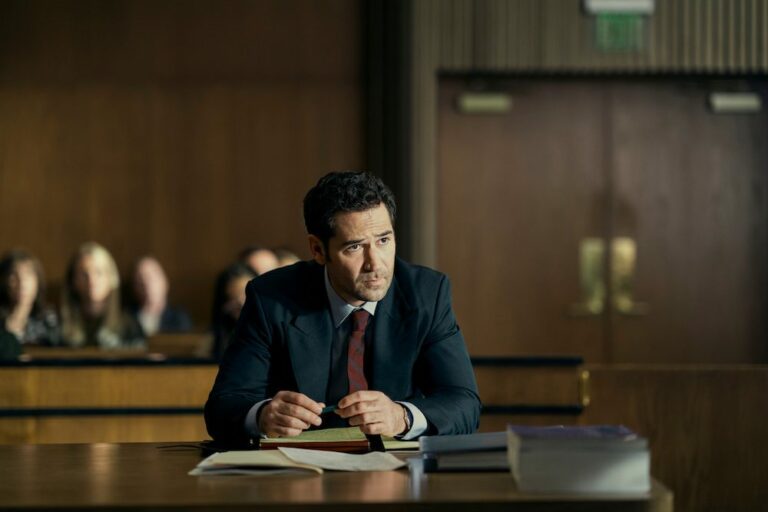 La défense Lincoln S01E07 - Le septième juré. Crédits : Lara Solanki/Netflix © 2022
