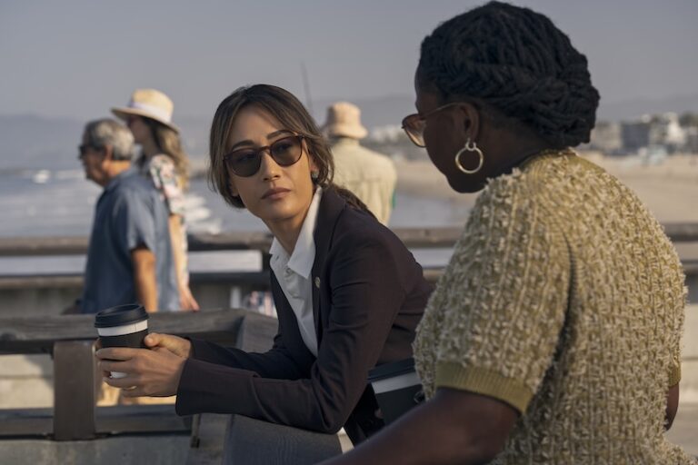 Maggie Q (Renée Ballard) et Courtney Taylor (Zamira Parker) dans la première saison de Ballard. Crédits photos : Greg Gayne / Prime Video