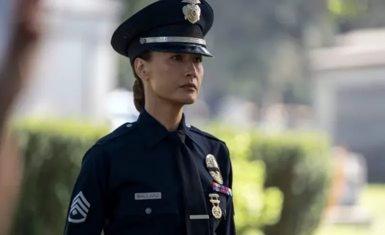 Maggie Q incarne Renée Ballard, ici aux funérailles de son ancien équipier.