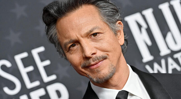 L'acteur Benjamin Bratt interviendra dans un rôle récurrent de la saison 2 de Ballard.