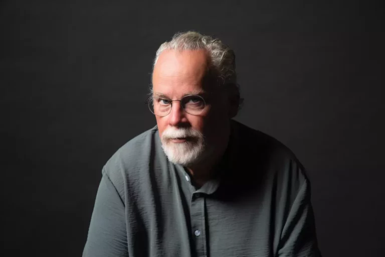 Michael Connelly a envisagé de prendre sa retraite avant qu'une nouvelle de 2021 ne l'inspire pour écrire « Sous les eaux d'Avalon », un nouveau roman qui présente un sergent détective solitaire sur l'île de Catalina. (Katherine K. Westerman, Los Angeles Times)